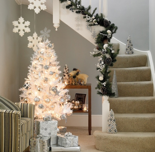 beautiful-christmas-tree-with-stair-ideas