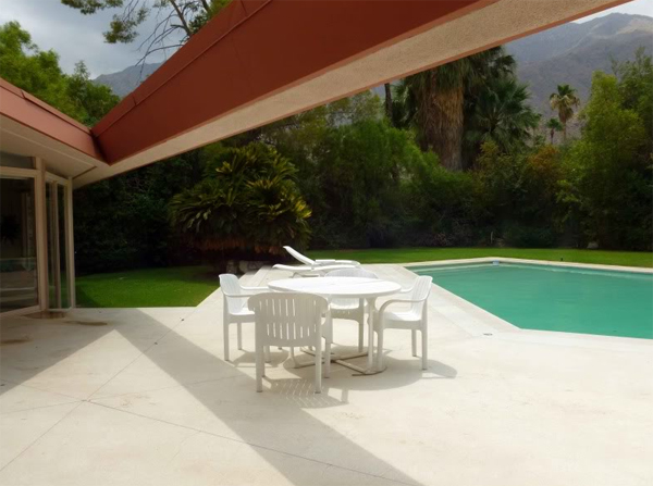 elvis-presley-honeymoon-house-with-outdoor-furniture-in-palm-springs