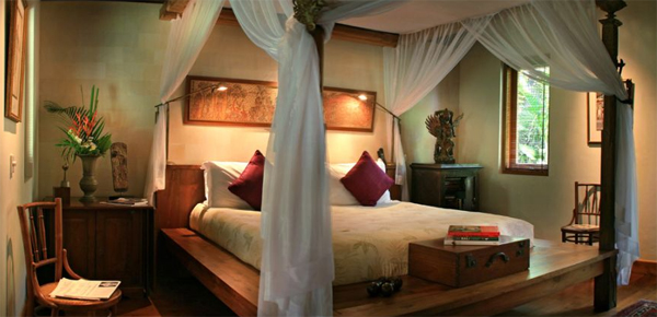 traditional-joglo-villa-with-bedroom-decor-in-seminyak