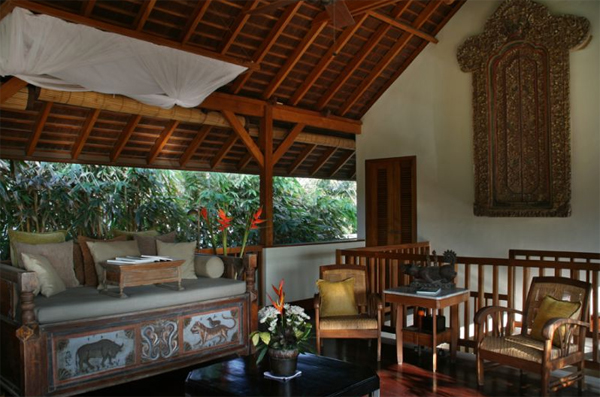 traditional-joglo-villa-with-living-room-design