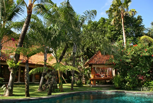 traditional-villa-house-with-swimming-pool-located-in-seminyak