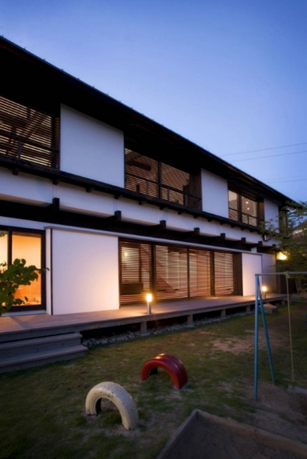 japanese-backyard-house-with-traditional-elements