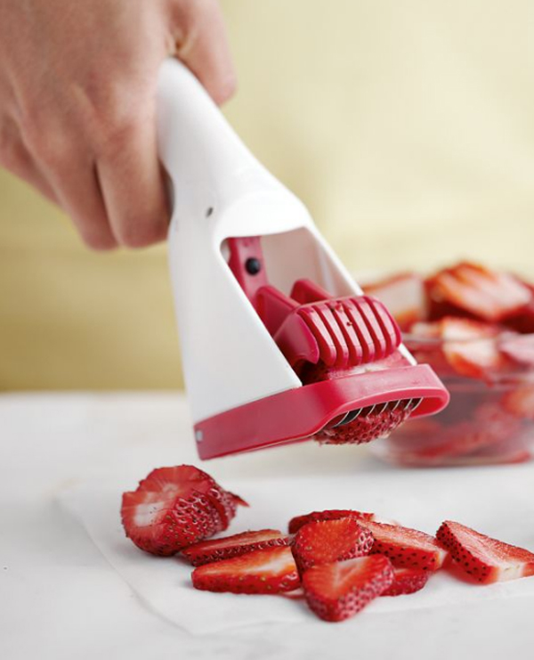 creative-and-fun-kitchen-gadget-with-strawberry-slicer