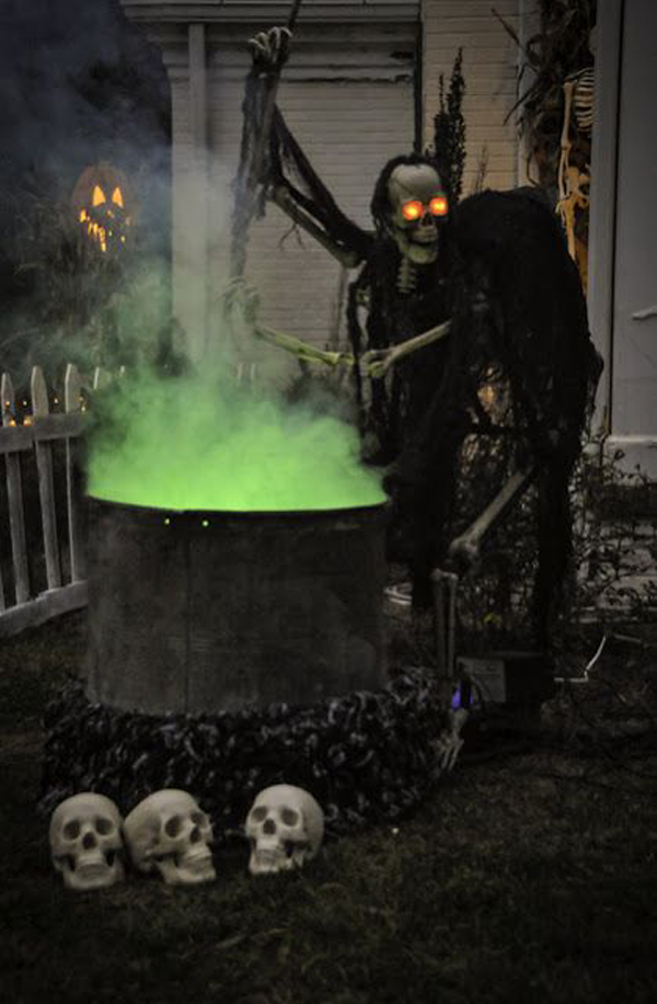 25 Cool And Scary Halloween Decorations | HomeMydesign