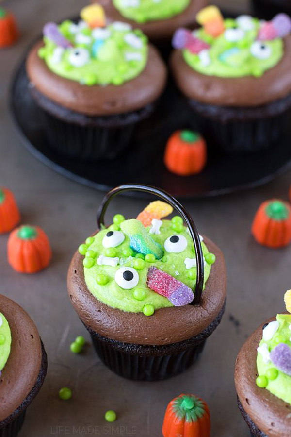 35 Delicious Halloween Cupcake Ideas | HomeMydesign