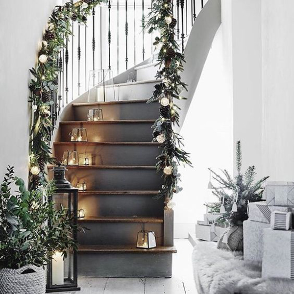 35 Amazing Christmas Staircase With Banister Ornaments Homemydesign
