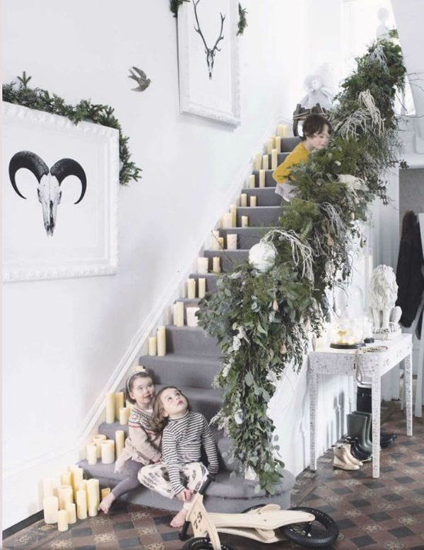 35 Amazing Christmas Staircase With Banister Ornaments