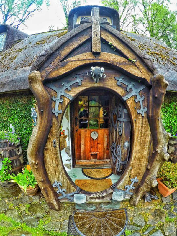 unique-hobbit-house-with-nature-accents-homemydesign