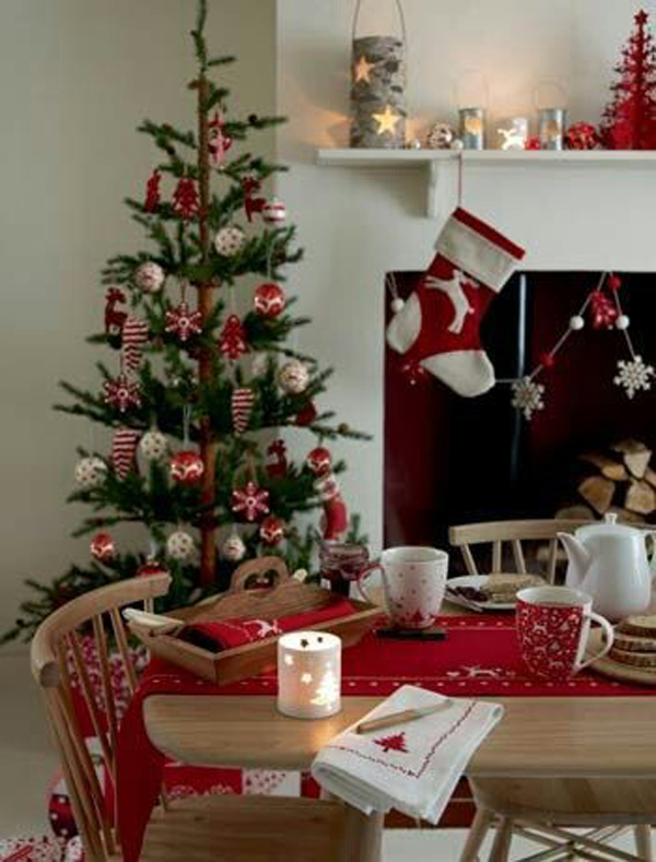 20 Beautiful Christmas Trees With Warm Fireplace Decor