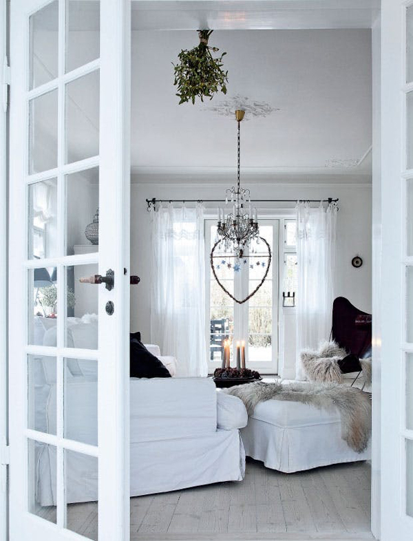 15 Simple And Minimalist Christmas Decorating Ideas For Tiny Spaces