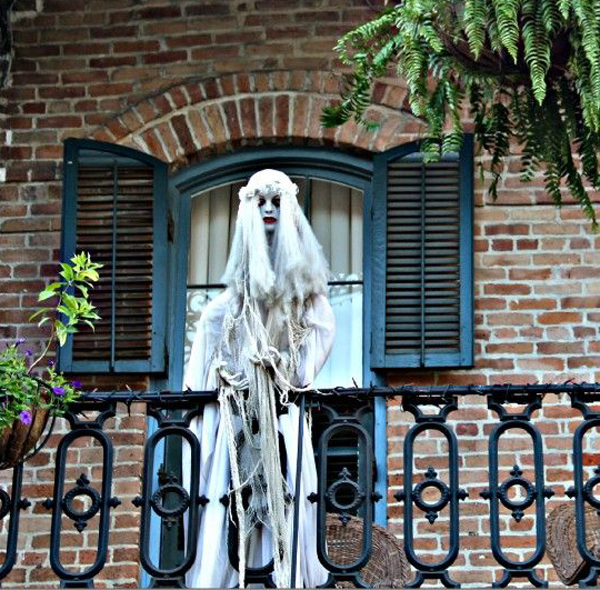 20 Most Amazing Halloween Decoration For Your Balconies