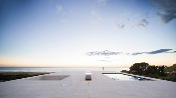 Incredible Beachfront House Designed With Infinity Atlantic Ocean Views