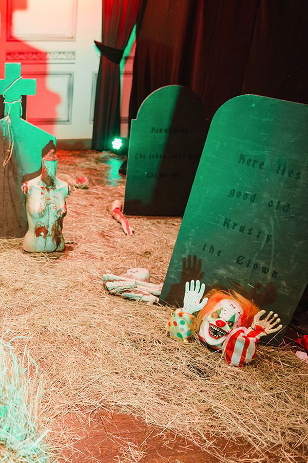 20 Scary And Creepy Clown Halloween Decor Ideas