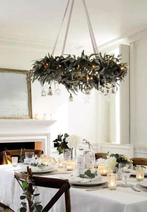 modern-christmas-dining-table-with-wreath-chandelier