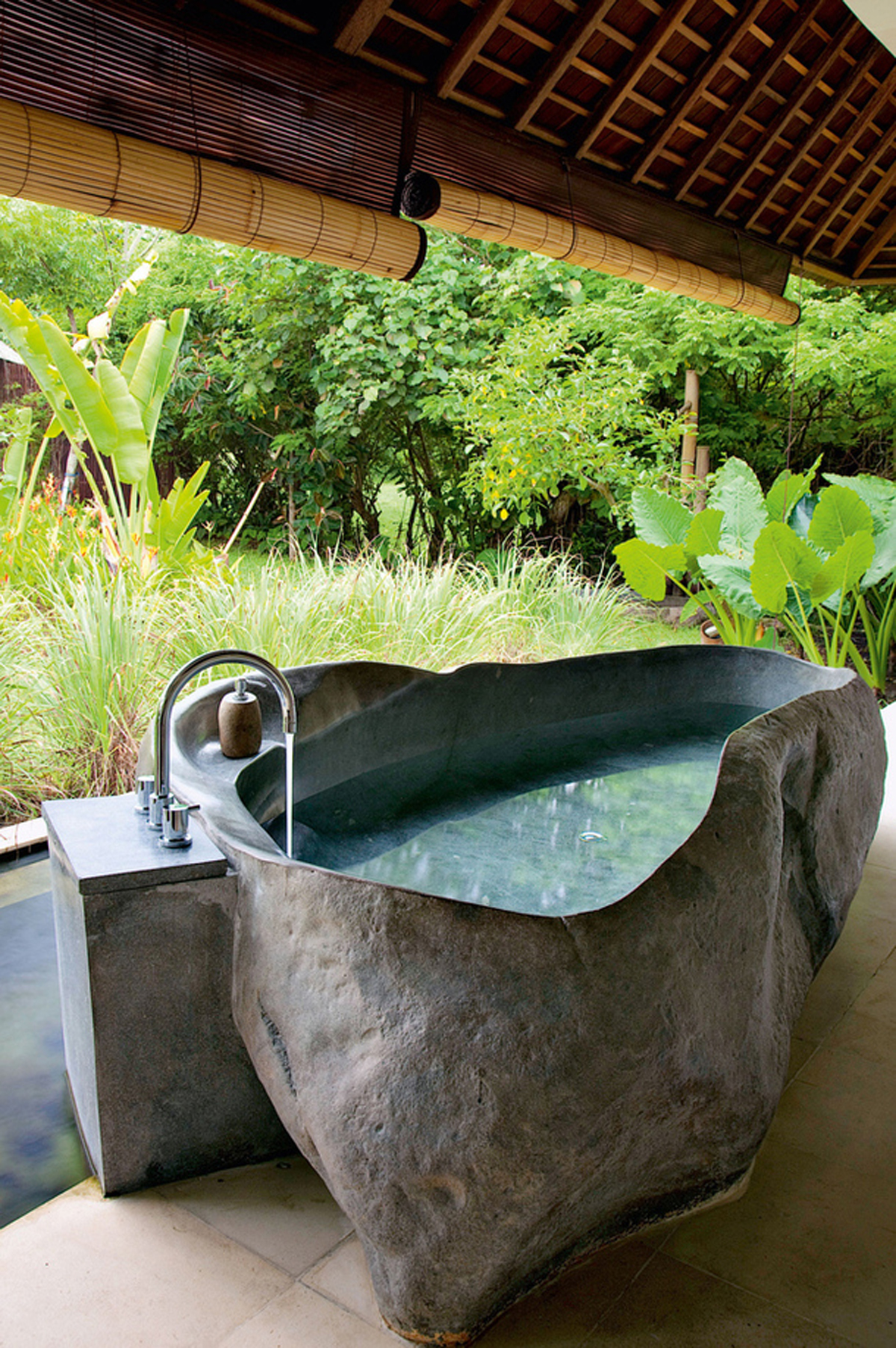 stone-bath-in-outdoor | HomeMydesign