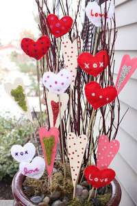 beautiful-valentine-sticks-for-plant-pots | HomeMydesign