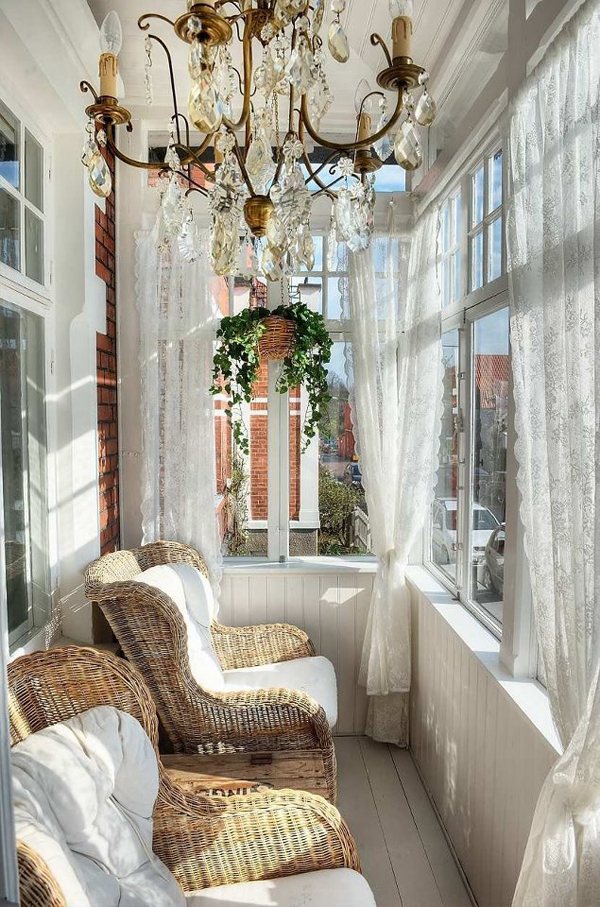 romantic-small-sunroom-with-rattan-furniture | HomeMydesign