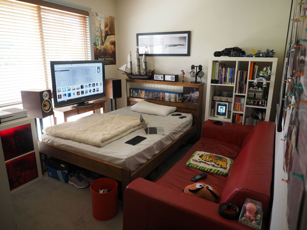 small-bedroom-with-video-game-areas | HomeMydesign