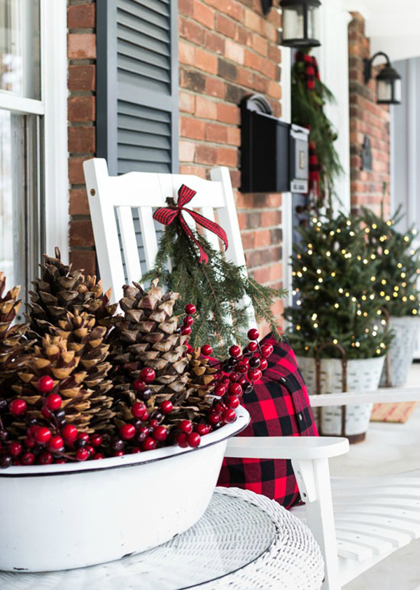 15 Simple Ways To Decorate Your Christmas Porch With Rustic Feel ...