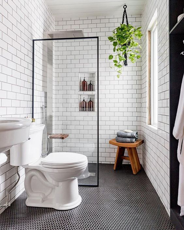 super-cozy-bathroom-with-hanging-plants | HomeMydesign