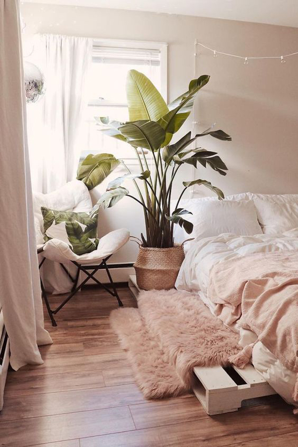 nature-boho-bedroom-with-large-plants HomeMydesign