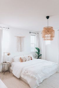 beautiful-white-bedrooms-with-warm-decor | HomeMydesign