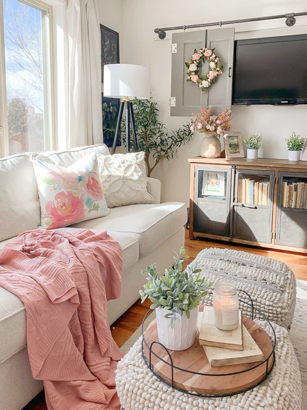 small-spring-living-room-for-holiday