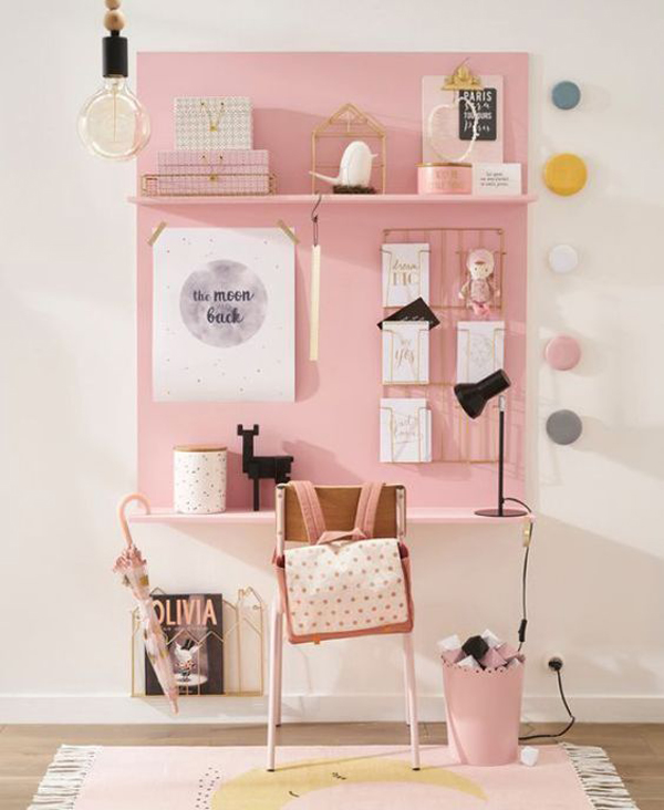 adorable-pink-study-desk-with-wall-organizer