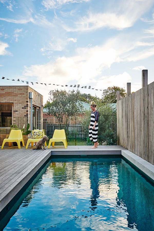 beautifuly-decking-pool-with-cozy-chairs