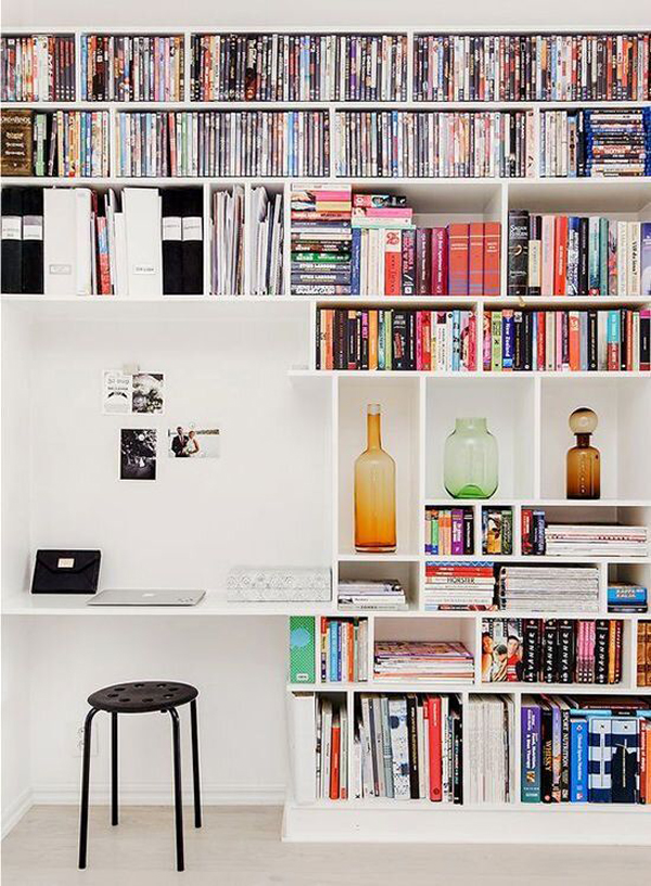 modern-home-office-with-wall-bookshelf-organizing