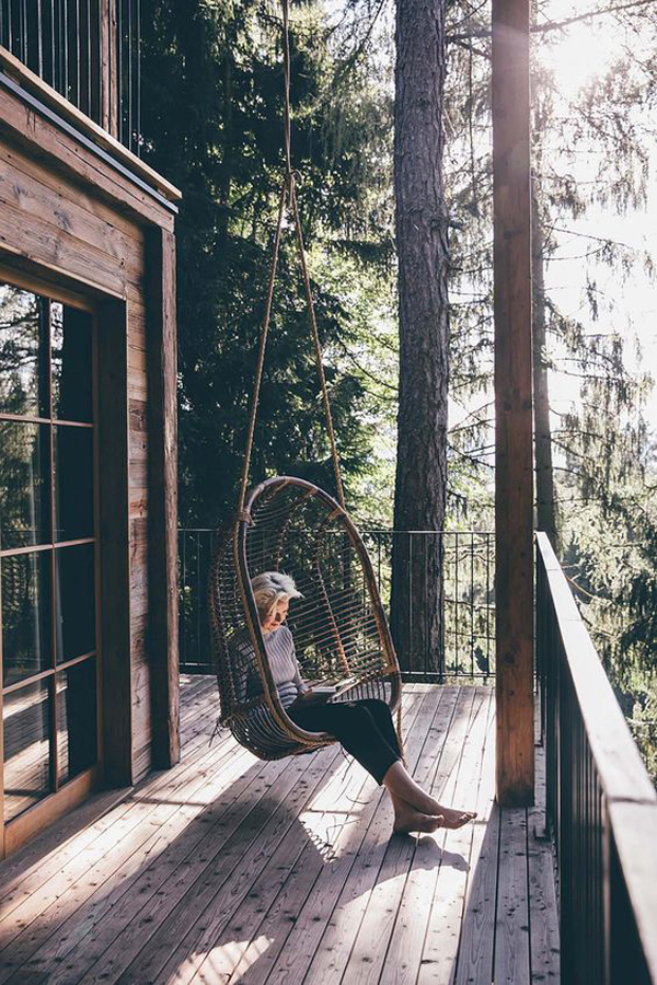 beautiful-treehouses-with-swing-chairs