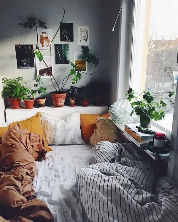 coziest-tiny-bedroom-with-plant-headboard