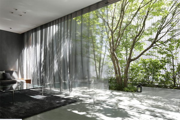 indoor-outdoor-living-room-with-transparant-curtains