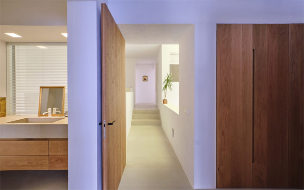 modern-bright-bathroom-design-with-hallway