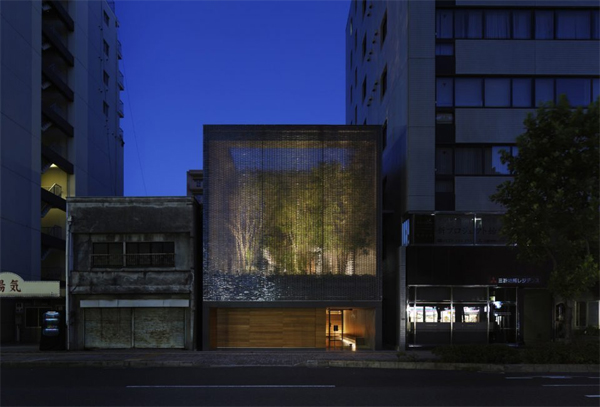 optical-glass-house-in-downtown-hiroshima