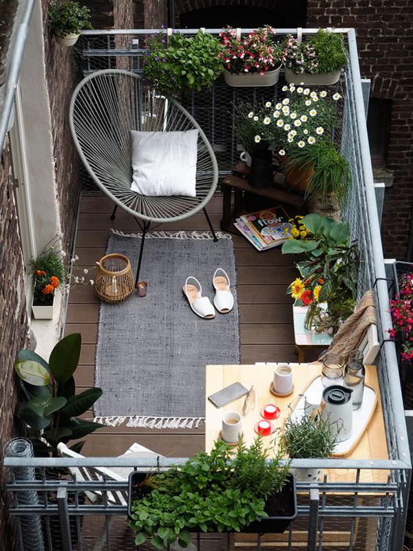 small-deck-balcony-ideas-with-acapulco-chairs