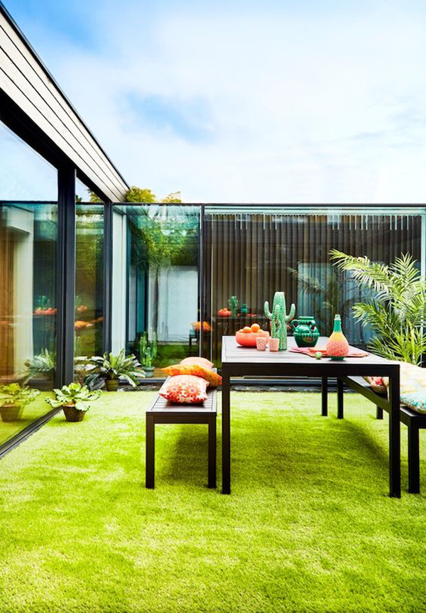 amazing-outdoor-dining-space-with-artificial-grass