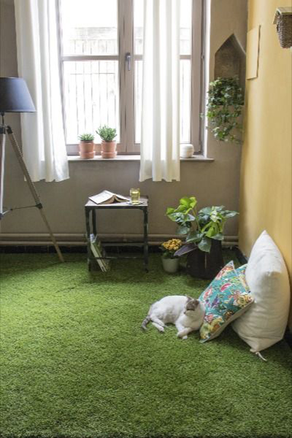 cozy-bedroom-design-with-grass-floor