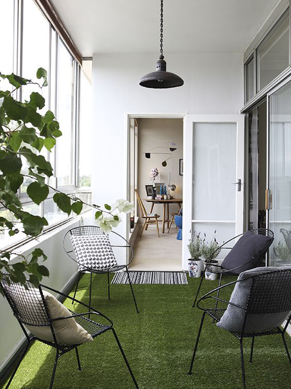 cozy-private-balcony-with-artificial-grass-rugs
