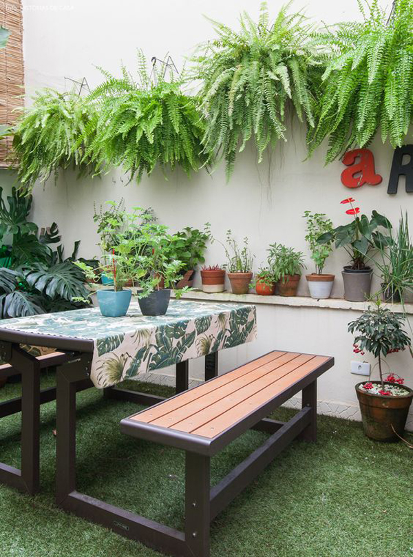 indoor-outdoor-dining-areas-with-fake-grass-floor