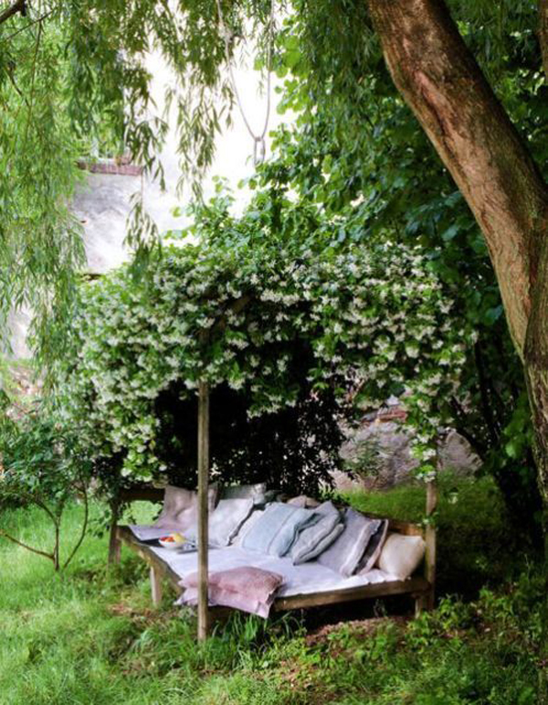 outdoor-small-reading-nook-in-the-garden