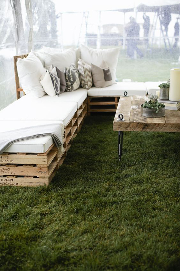 rustic-elegance-outdoor-living-space-with-natural-grass