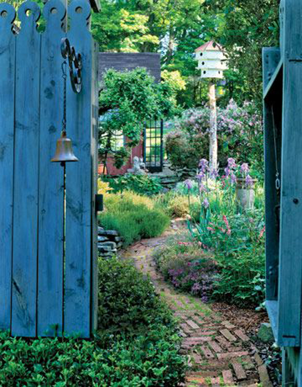 casa-secreta-jardin-con-puerta-azul