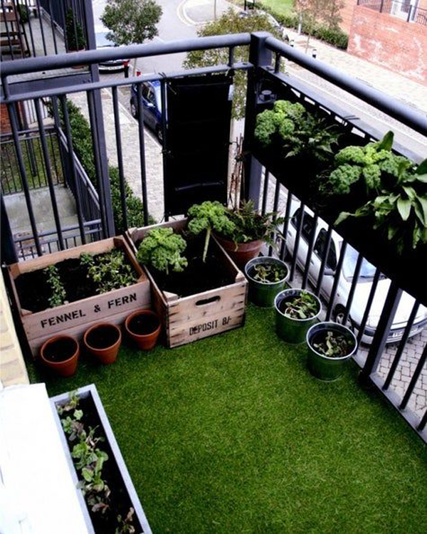 small-diy-balcony-garden-with-grass-floor