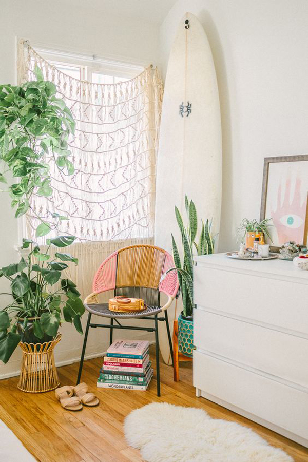 bohemian-reading-nook-with-surfboard-display