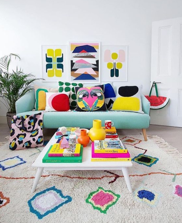 bold-and-colorful-living-room-with-wall-art-decor