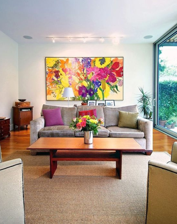 bold-living-room-with-flower-wall