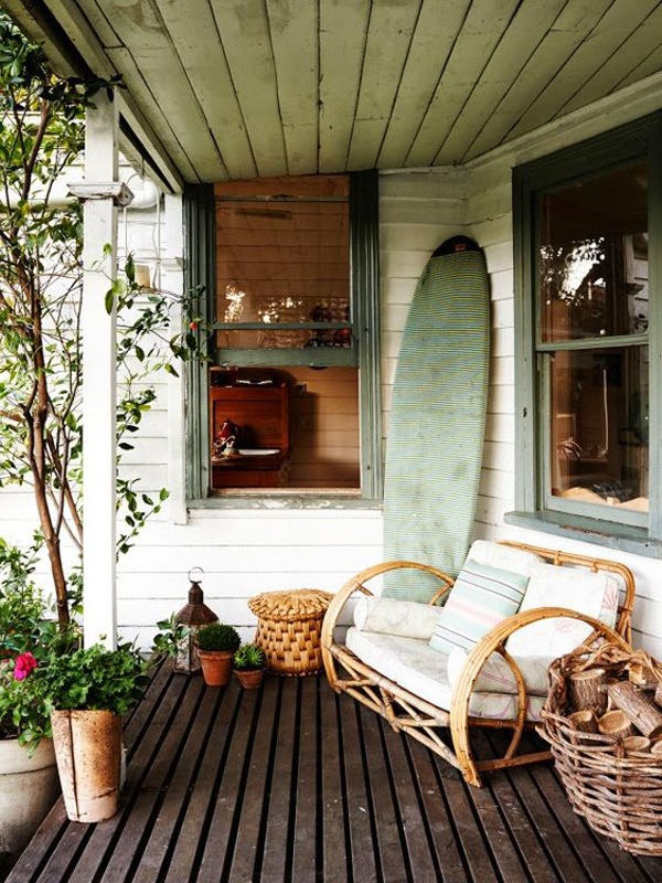 eclectic-beach-patios-with-surfboard-decor