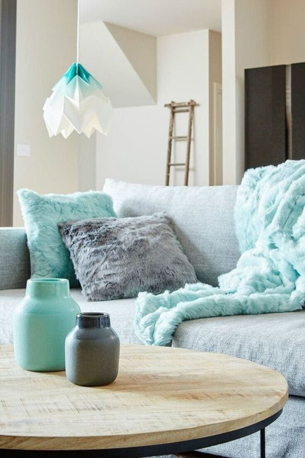 mint-green-pillow-and-blankets