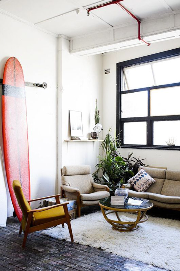 modern-beach-living-room-with-surfboard-ideas